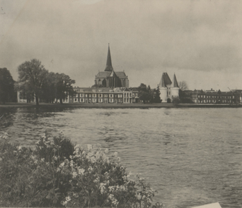 F000099 Centraal op deze foto de nog wit gekalkte Koornmarktpoort en de St. Nicolaas- of Bovenkerk, die zich hoog boven ...