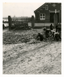 F006378 Aanbrengen van de fundering van de hoofdrijbaan van de IJsseldijk voor het gebouw van de oude manege van de ...