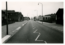 F006387 De IJsseldijk, links de voorzijde van melkfabriek LIJEMPF (Leeuwarder IJs en Melk Producten Fabriek), aan de ...