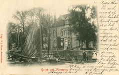 F002328 Het huis met de naam Villa Mary, IJsseldijk 1/3 met op de voorgrond de vissersboten in de Bovenhaven.