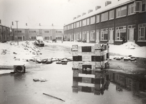 F000266 De besneeuwde Bruynstraat tijdens het aanleggen van de bestrating in het begin van de jaren zestig uit de 20ste ...