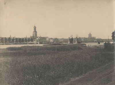 F000084 Het aanzicht van de stad Kampen als men aankomt met de trein uit Zwolle, links de Nieuwe Toren en rechts de ...