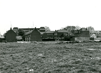 F010568 Braak liggend terrein dat omzoomd is door bebouwing aan de Ajerstraat en de 1e Ebbingestraat, helemaal rechts ...