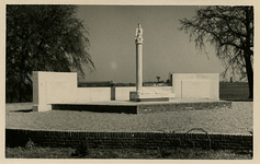 F006279 Herdenkingsmonument aan De la Sablonierekade. Dit gedeelte van de IJsselkade is vernoemd naar mr. S.H. de la ...