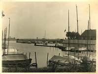 F006619 De Bovenhaven met gemeentebad in de IJssel na het gereedkomen van het talud.