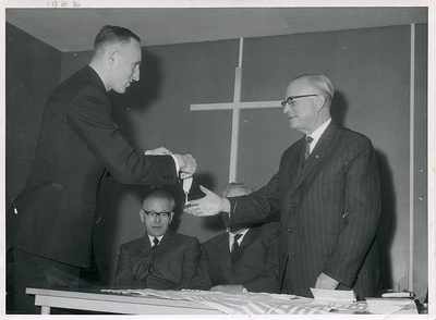 F006191 Overhandiging van de sleutel door dhr. H. Krans aan dokter C.P. van Leersum tijdens de officiële ...