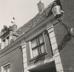 F000493 Gedeelte van de voorgevel van de proveniershuisjes, de zogenaamde kostkopershuisjes, aan de Burgwal.