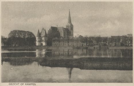 F000088 Gedeelte van de IJsselkade rond de Koornmarktpoort en daarachter gelegen de St. Nicolaas- of Bovenkerk.