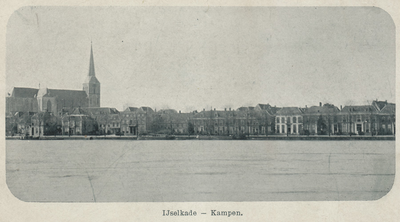 F000091 De Bovenkerk en de woningen aan de IJsselkade, bovenstrooms.