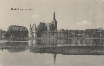 F000092 De Koornmarktpoort en de Bovenkerk, links de woningen aan de IJsselkade.