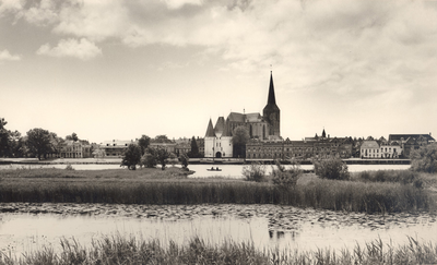 F000101 De Bovenkerk met ervoor de Koornmarktpoort die aan weerszijden wordt geflankeerd door De la Sablonièrekade ...