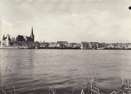 F000106 Aanzicht van de stad Kampen over de IJssel, van links naar rechts de wit gekalkte Koornmarktpoort en de Bovenkerk.