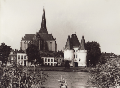 F000108 De Bovenkerk en Koornmarktpoort.