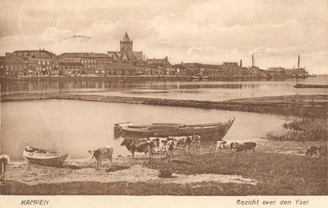 F000117 Gezicht over den IJssel op de stad Kampen, in het midden steekt te de toren van de Rooms Katholieke Buitenkerk ...