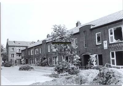 F006736 Dr. Schaepmanstraat met ontruimde woningen, gezien vanaf de kruising met deGroen van Prinstererstraat in NW richting.