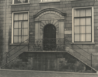 F000330 Hoofdingang van de Latijnse School en Politiebureau (kinderpolitie) aan de Buitennieuwstraat nr. 4, de ...