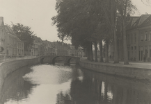 F000369 Temidden van de Vloedijk (links) en de Burgel (rechts) ligt de stadsgracht de Burgel met de Cellesbrug, uiterst ...