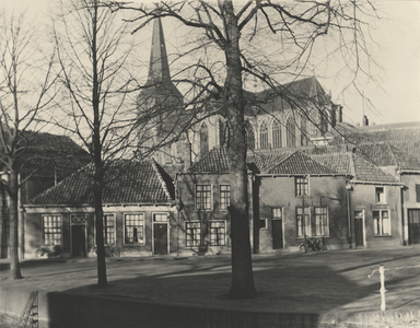 F000396 Woningen op de hoek Burgwal/ Prinsenstraat, op de achtergrond de Boven- of St. Nicolaaskerk.