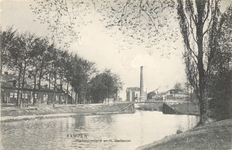 F000293 De Singel of Buitensingel met de in 1887 gebouwde huizen van 'Des Werkmansvriend' en de Gasfabriek. Het brugje ...