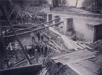 F000295 Verbouw van de Gasfabriek aan het Bolwerk, rechtsboven de Singel en het brugje dat in 1930-31 is vervangen door ...