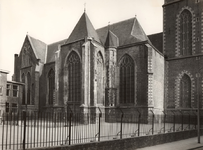 F000930 De Onze Lieve Vrouwe- of Buitenkerk, op de voorgrond het kerkplein aan de Kerkstraat.De kerk is een hallenkerk, ...