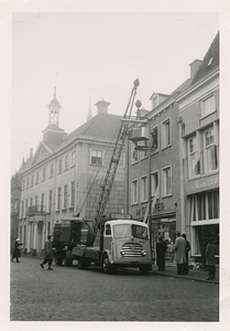 F006207 Transport van de brandkast van de Sociale Dienst der gemeente Kampen van de Buiten Nieuwstraat naar de nieuwe ...