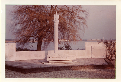 F013389 Verzetsmonument aan de la Sablonierekade, vervaardigd door beeldhouwer Krop, Hildo.Het monument is omgeven door ...