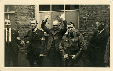 F002973 Arrestatie van Johan Boesveld, adjudant bij de marechassee, per 1 januari 1943 hoofd van het Kamper ...