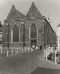 F000461 De Broederkerk aan de Burgwalzijde, op de voorgrond de Broederbrug, de straat rechts van de kerk is de Broederstraat.