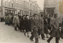 F000774 Oudestraat hoek Koornmarkt, optocht van reünisten ter gelegenheid van het 80-jarig bestaan van het Gymnasium en ...