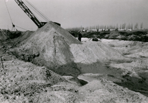 F011008 Graafwerkzaamheden aan de nieuwe Flevoweg eind jaren vijftig van de vorige eeuw, op de achtergrond het ...