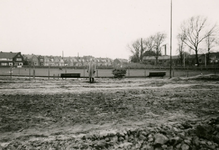 F011009 Graafwerkzaamheden aan de Flevoweg, op de achtergrond de Oranjesingel en het hertenkamp, de schoorsteenpijpen ...