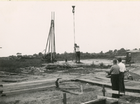 F011553 IJsselmuiden, het slaan van de heipalen voor de nieuwbouw van woningen aan de Slenkstraat in aug-nov 1959.