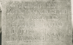 F011527 Oprichtingstegel van de R.K. lagere school in IJsselmuiden.Tekst tegel:Opgericht 1920.Door het R.K. kerkbestuur ...
