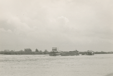 F011478 Boot op de IJssel voor het opspuiten van zand op de Zandberg II in IJsselmuiden.