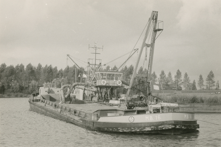 F011479 Zuigerboot op de IJssel, deze zorgt voor het opspuiten van het zand op De Zandberg II in IJsselmuiden, op de ...