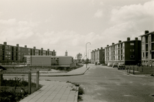 F011500 Kruising Erfgenamenstraat - Postgrevestraat, rechts de flats van de Erfgenamenstraat, in het midden het ...