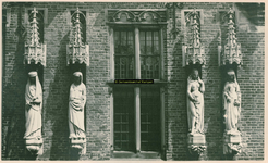 F001358 Vier van de zes beelden aan de gevel van het Oude Raadhuis in de Oudestraat, v.l.n.r. de Matigheid - de Trouw - ...