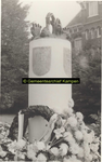 F002007 Monument voor de in Indië gesneuvelde militairen 1945-1948 in het stadsplantsoen.Voorstellende: groep biddende ...