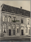 F001170 Panden Nieuwe Markt 8 t/m 12, in 1952 opende op nr. 8 (met poortje) handelsdrukkerij Schuttersmagazijn van P.A. ...