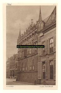 F001346 Het Oude Raadhuis met het aangrenzende Gemeentehuis aan de Oudestraat, het Raadhuis zoals het er nu staat is ...