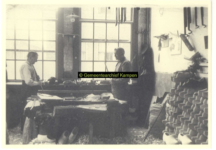 F004837 Interieur van klompenmakerij Van der Weerd aan de Dorpstraat.