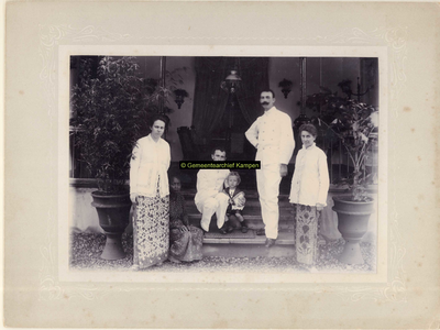 F006762 Clara Johanna Resner (?), 1870-1952, of Charlotte Philippine Boers (?),(1872-1925), een baboe (?), Cornelis ...