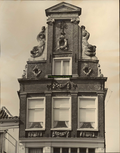 F000819 Bovenste gedeelte van de voorgevel van pand Graafschap 28 (Huis met de Dolfijnen) uit 1663.