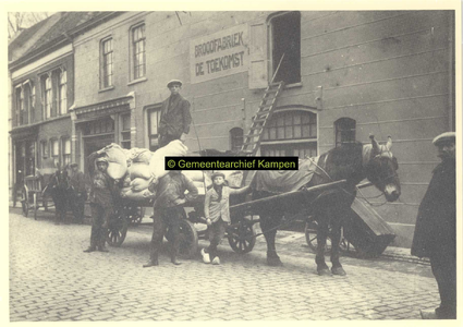 F004841 Meelaanvoer bij broodfabriek De Toekomst van fa. Lageweg, gevestigd inpand Graafschap 45.