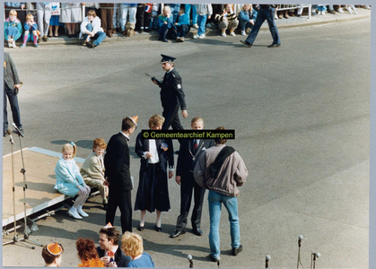 F004929 Bezoek van de Koninklijk familie; van links naar rechts: 1. Neelke Swillensen 2. Reense Swillens, 3. G. ...