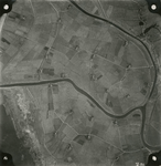 F001041 Luchtfoto van de Mandjeswaard nabij de eendenkooi op erf 1.