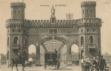 F002539 De IJsselbrug met de doorgang aan de zijde van IJsselmuiden in de 19e eeuw, gezien vanaf het Stationsplein.