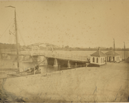 F004223 IJsselbrug, afgebroken juli-september 1872. Naast de Synagoge woonde de heer H. Mooren, directeur van het ...