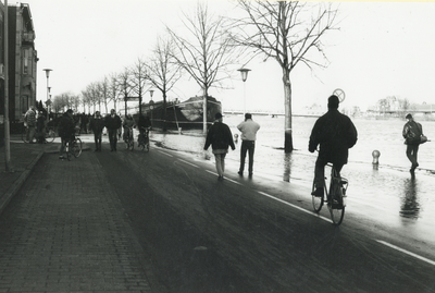 F009199 IJsselkade bij zeer hoog water.